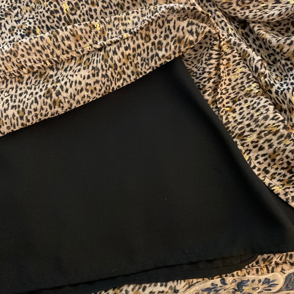 Beautiful ladies v neck long sleeve blouse.  Like new!  Vince Camuto size large - Picture 7 of 9